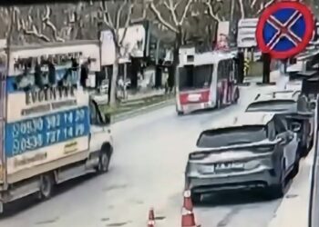 Beyoğlu'nda 5 kişinin yaralandığı dolmuş kazası kamerada