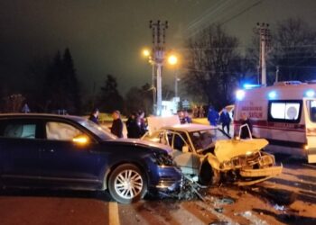 Yola çıkan otomobile başka bir otomobilin çarptığı kaza kamerada: 5 yaralı