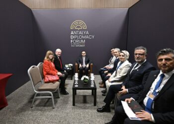 Bakan Kacır'dan Antalya'da diplomasi trafiği