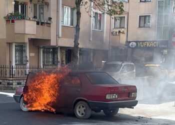 Seyir halindeyken alev alan otomobil yandı