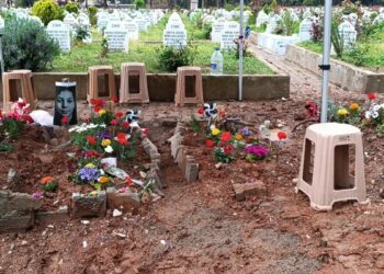Saldırıda ölen çocukların mezarlarına duygusal notlar bırakıldı