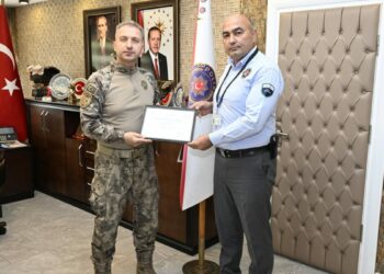 909 bin liralık dolandırıcılığı önleyen güvenlik görevlisine teşekkür belgesi