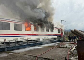 Tesiste üretilen vagon yandı