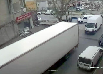 Beylikdüzü'nde şoförün el frenini çekmeyi unuttuğu TIR minibüse çarptı