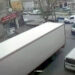 Beylikdüzü'nde şoförün el frenini çekmeyi unuttuğu TIR minibüse çarptı