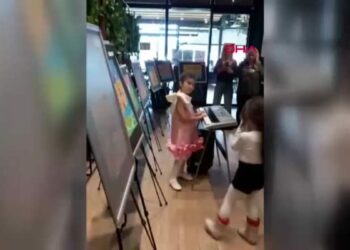 Minik ressam Defne ilk resim sergisini açtı