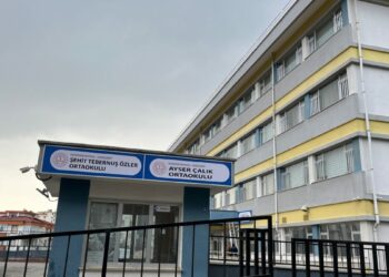Ayser Çalık Ortaokulu'nun tabelası, yeni binaya asıldı