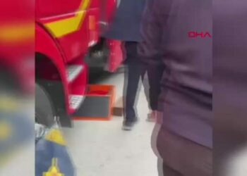 Sürücüsünün geri manevra yaptığı minibüsün çarptığı yaya yaralandı