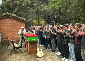 Şarkıcı Rıza Tamer, son yolculuğuna gitarıyla uğurlandı