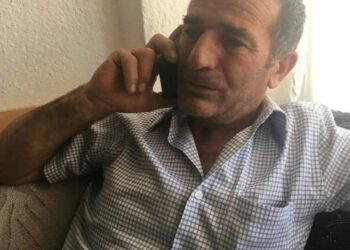Traktörüne bağlı ilaç makinesini çıkarmak isterken sıkışarak öldü