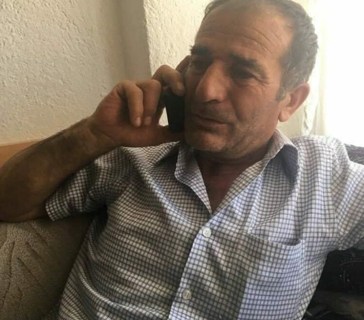 Traktörüne bağlı ilaç makinesini çıkarmak isterken sıkışarak öldü