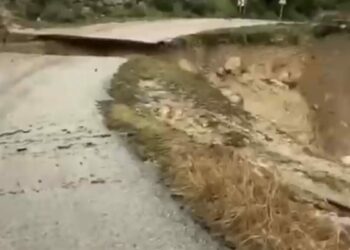 Mersin’de sağanak nedeniyle yol çöktü