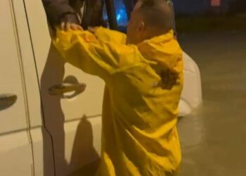Adana’da sağanak hayatı olumsuz etkiledi; minibüste mahsur çocuklar kurtarıldı