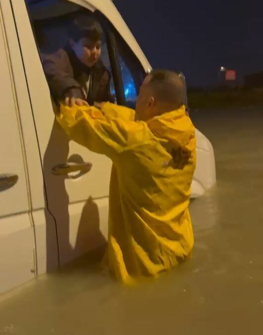 Adana’da sağanak hayatı olumsuz etkiledi; minibüste mahsur çocuklar kurtarıldı