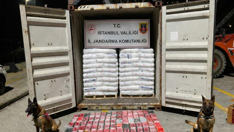 Panama bandıralı gemide 106 kilo kokain ele geçirildi