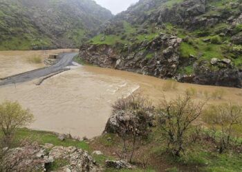 Dere taştı, Şemdinli-Derecik kara yolu ulaşıma kapandı
