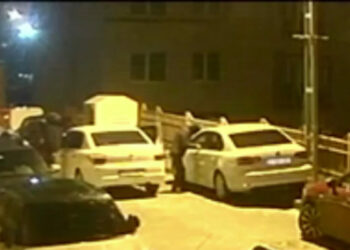 Lüks otomobillerden 'Hayalet ekran' çalan 2 şüpheli yakalandı