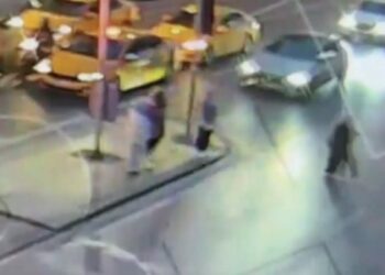 Şişli’de otomobilin çarptığı direk Mısırlı turistin üzerine devrildi; beyin kanaması geçirdi
