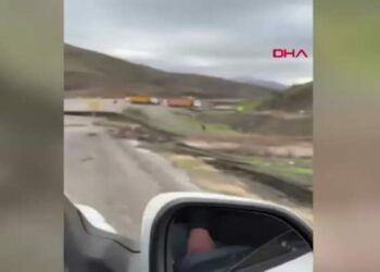 Siirt’te sağanak; Yollar çöktü, ev ve iş yerlerini su bastı