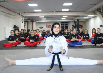 Salondaki çocukları izleyip tekvandoya başlayan işitme engelli Fatma’nın hedefi Avrupa şampiyonluğu