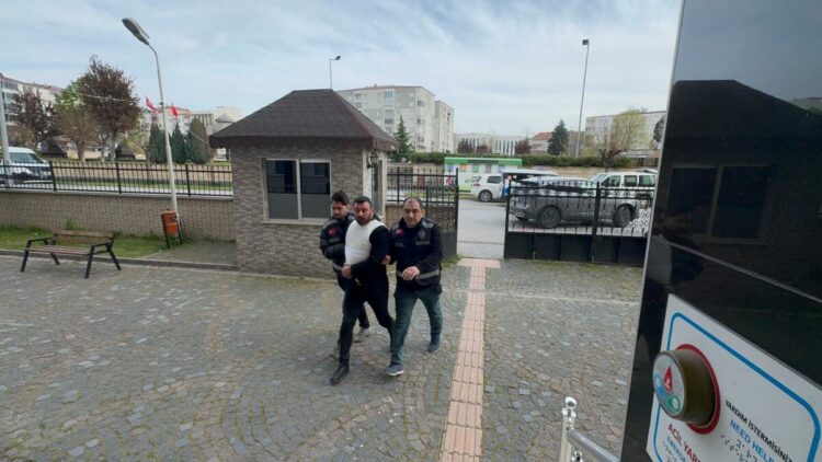 Balkondan girip yatağında uyuyan kişiyi öldüren şüpheliyi azmettirdiği iddiasıyla 2 kardeş tutuklandı