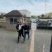 Balkondan girip yatağında uyuyan kişiyi öldüren şüpheliyi azmettirdiği iddiasıyla 2 kardeş tutuklandı
