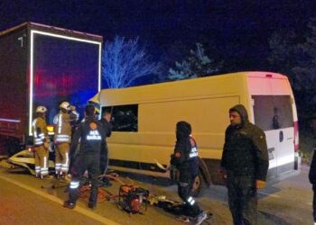 Kırmızı ışıkta bekleyen TIR'a çarpan minibüsün sürücüsü öldü
