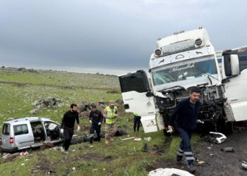 Siverek’te TIR ile hafif ticari araç çarpıştı: 2 ölü, 1 yaralı
