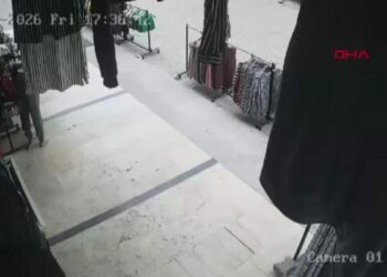 El freni çekilmeyen otomobil, mağazaya girmek üzereyken durduruldu