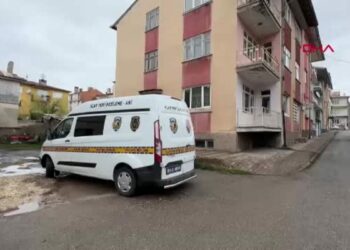 Boşanma aşamasındaki eşini bıçaklayıp, üzerine kapıyı kilitleyerek kaçtı