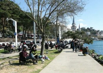 İstanbul’da güzel havayı fırsat bilenler sahillere akın etti