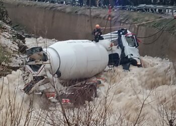 Dereye yuvarlanan beton mikserinin şoförü kayboldu