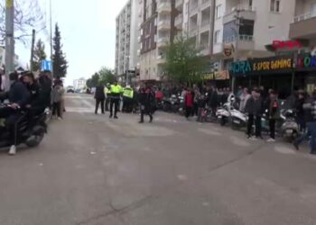 Motosikletin bebek arabasına çarptığı kaza kamerada; 2 yaralı