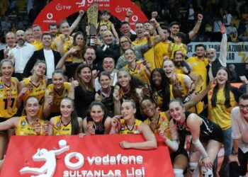 Sultanlar Ligi şampiyonu VakıfBank kupasını aldı