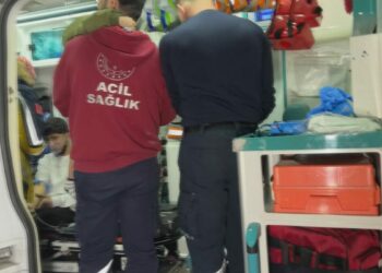 Avcılar'da 4 katlı binada yangın; mahsur kalan 20 kişi kurtarıldı