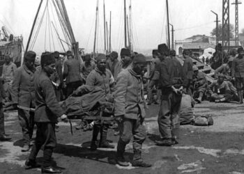 Çanakkale Savaşları sırasında yaralıların tedavisi için birçok okul hastaneye çevrilmiş