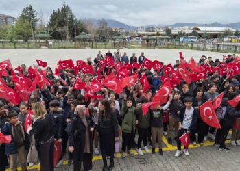 Malatya'da öğrenciler Türk bayrağı, öğretmenler karanfil ile karşılandı