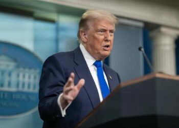 Trump: Ablukayı aşmaya çalışan İran gemisini vurarak ele geçirdik