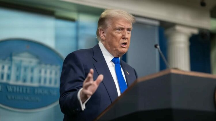 Trump: Ablukayı aşmaya çalışan İran gemisini vurarak ele geçirdik