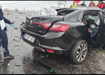 TIR ile otomobil çarpıştı; 2 ölü, 1 yaralı