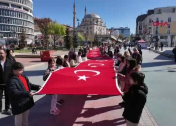 Öğrenciler 200 metrelik Türk bayrağıyla kent merkezinde yürüdü