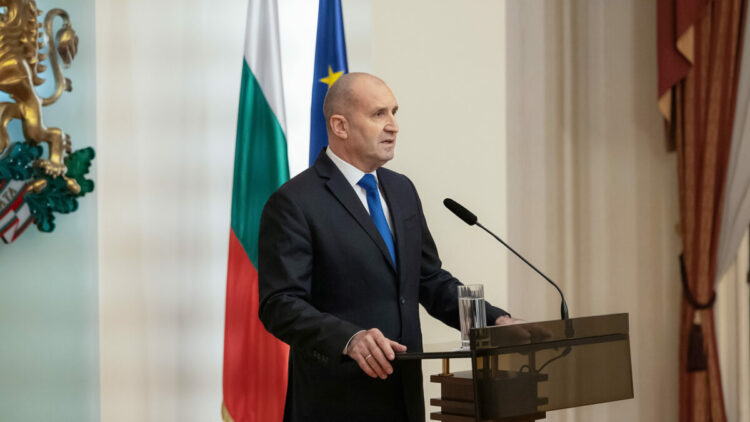 Bulgaristan'da eski Cumhurbaşkanı Radev sandıktan birinci çıktı