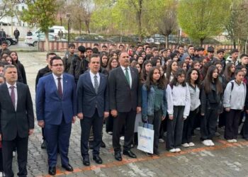 Iğdır protokolü, öğrencilerle bayrak törenine katıldı