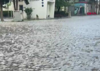 Kızıltepe’de sağanak; yollar göle döndü