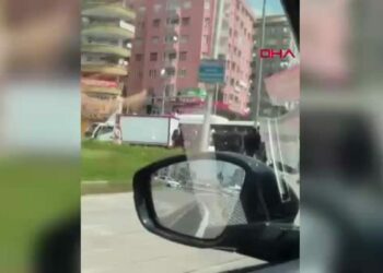 Diyarbakır’da otomobil yan yattı; sürücü vatandaşlar tarafından kurtarıldı