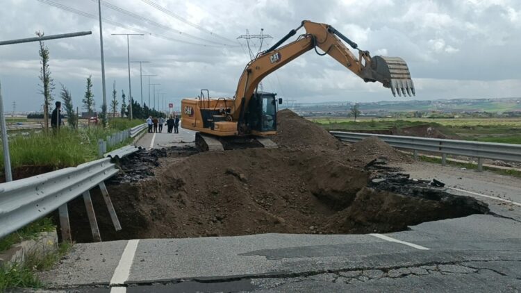 Batman'da yoğun yağış nedeniyle yol çöktü