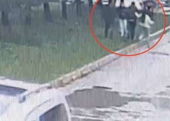 Üzerine su sıçratan sürücünün saldırısına uğradı; o anlar kamerada