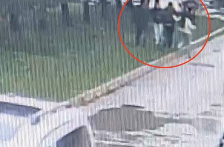 Üzerine su sıçratan sürücünün saldırısına uğradı; o anlar kamerada