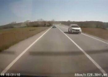 Çatalca’da hatalı sollama yapan otomobil şarampole yuvarlandı: 2 yaralı