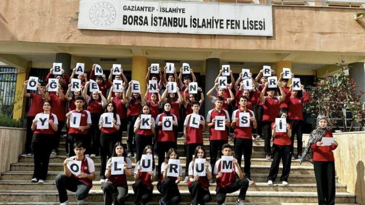 Gaziantep'te öğrenciler öğretmenleri için koreografi hazırladı